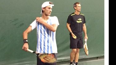 (@AATenis). ENSAYO. El rosarino Olivo, en pleno entrenamiento en el indoor de Pilará..