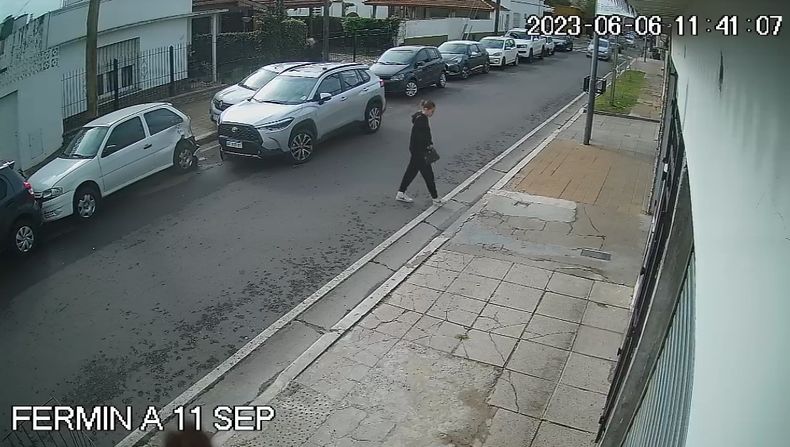 La conductora revisa el choque y cruza hacia un comercio de la cuadra de enfrente.