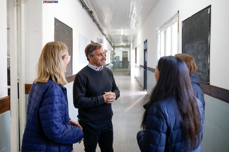 RISAS. Achával recorrió parte de las obras en los edificios escolares. &nbsp;