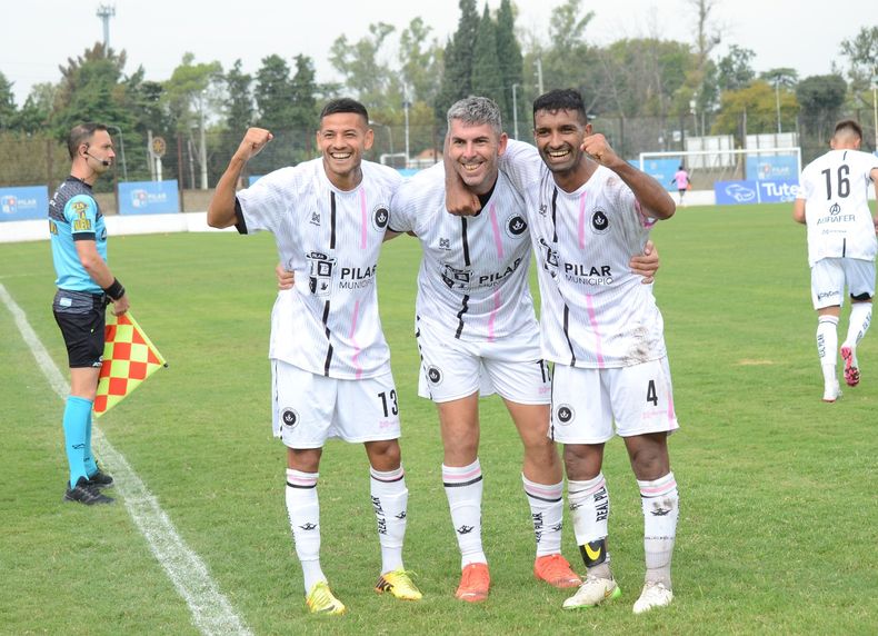 PUÑO CERRADO. Leguiza y Monge rodean a Alejandro Noriega, que acaba de meter el cabezazo del triunfo para Real Pilar.&nbsp;