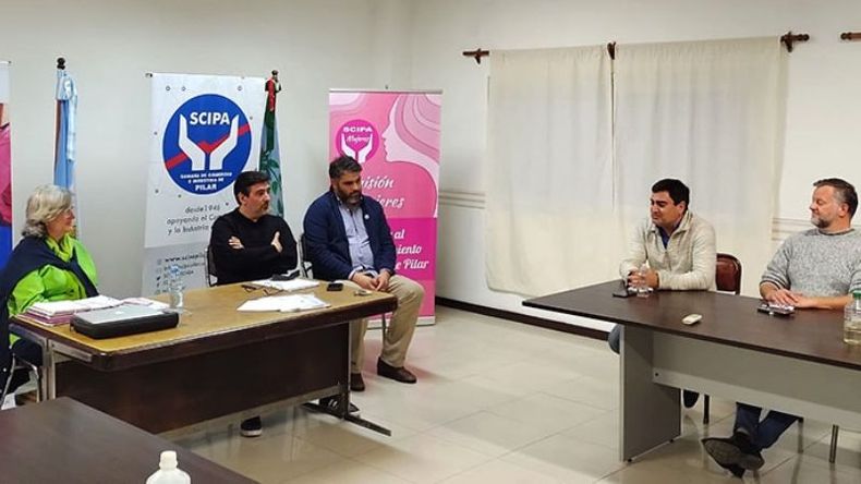 PROPUESTAS. Los candidatos vecinalistas se reunieron con la cámara de comercio..