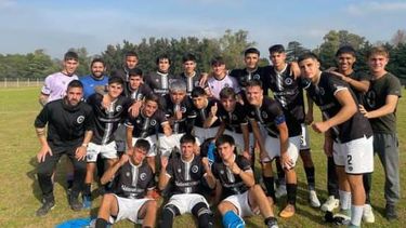 FELICIDAD. La reserva de Real Pilar celebra su tercer triunfo en fila.