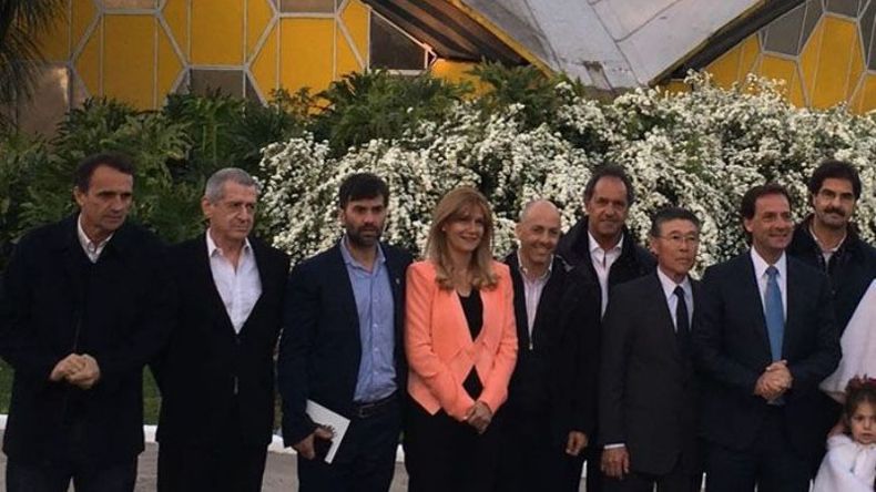 RODEADO. Ducoté, entre Magario y Scioli, en Escobar..
