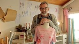 Las originales remeras que diseñó Benito Fernández para concientizar