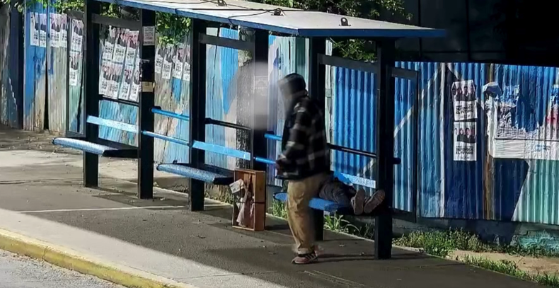 El hecho tuvo lugar en una parada de colectivos ubicada en las cercanías del cruce de Panamericana y Ruta 26.