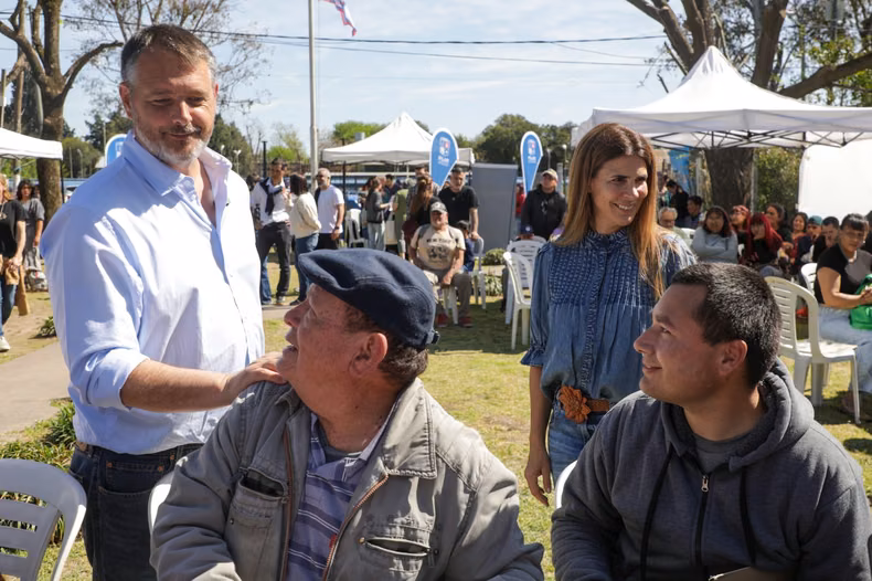 CERCA. Santiago Laurent y Soledad Peralta acompañaron a los vecinos de Manzanares.