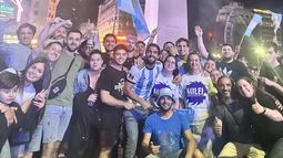 CELEBRACIÓN. Tito fue al obelisco tras el triunfo de Javier Milei. &nbsp;