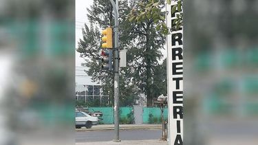 Cómo a la Ruta 25 no le falta congestión pusieron un nuevo semáforo (el amarillo) para una salida alternativa de la facultad Pellegrini. Es necesario? No. Habiliten el giro a la derecha libre con precaución, en Savio hacia R25. Y en Argerich hacia R25. RE / @Arischyuin..