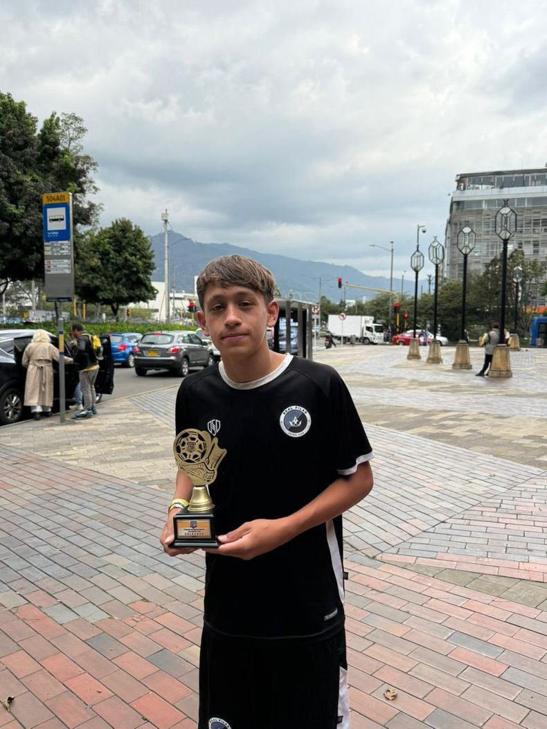 GOLEADOR. Mateo Lacomba posa con el trofeo al goleador del torneo con 12 tantos en 5 partidos.