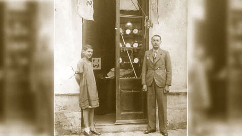 Adonis Cormery junto a su prima, en el primer local de la joyería, ubicado en Rivadavia y Fermín Gamboa.