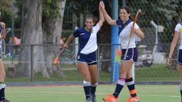VICTORIA. Las jugadoras de Champagnat festejan un triunfo clave en casa.