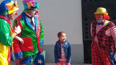 A PURA RISA. Keila entre los payasos que animaron la fiesta en Savio..