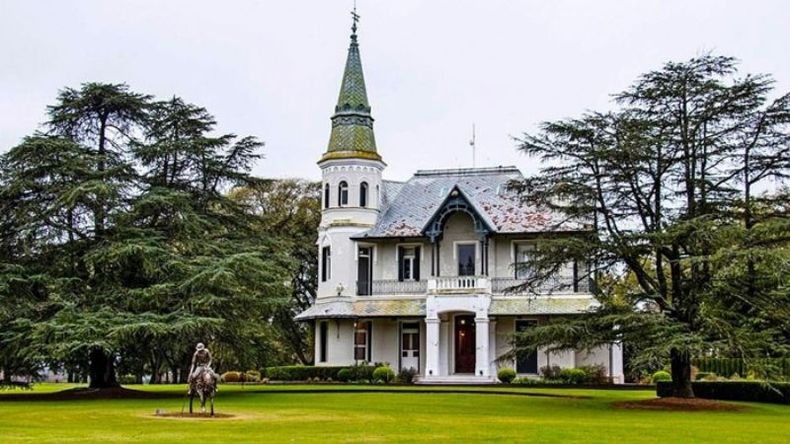 Imponente. El castillo, el corazón de la sede de la Asociación Argentina de Polo..