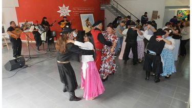 ADENTRO. Con música y baile, comenzó celebrarse el Día del Folclore..