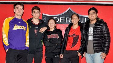 FAMILIA. Álvaro, Juan, Virginia, Nadia y Rafael, con el escudo del club que los unifica..