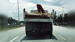 Así va el camión de @oribemateriales por el medio de Panamericana Ramal Pilar mano a CABA, altura Megatlón, kilómetro 49 aproximadamente. Los fierros colgando y pilas de ladrillos en el borde sin estar atados. Son asesinos al volante. Después nos sorprendemos por la cantidad de accidentes. Espero que el Municipio de Pilar, Federico Achával y pilaradiario tomen cartas en el asunto. Marcelo..