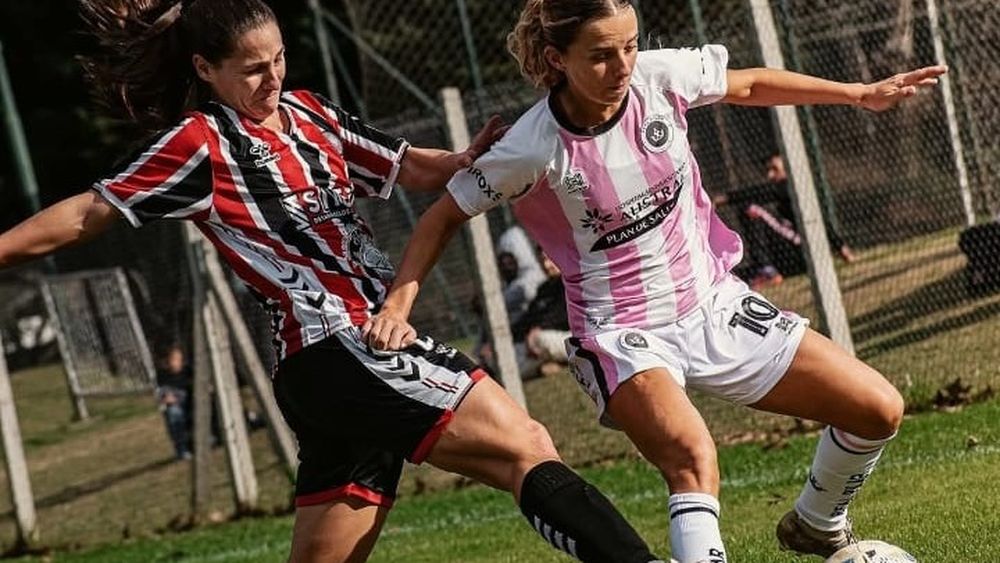Vicky Morán cuida la pelota ante una rival. A fines de julio fue el último partido ante Chacarita.