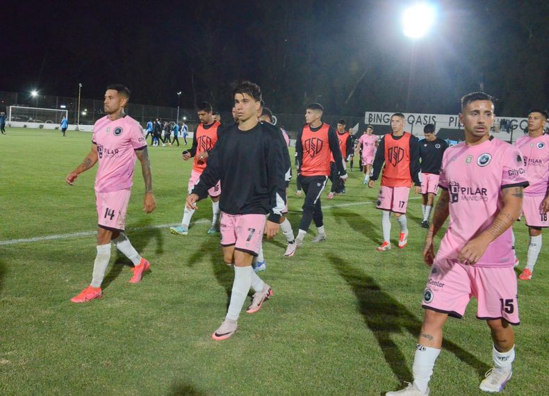SALIDA. Los jugadores de Real dejan la cancha tras perder el invicto.
