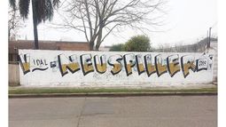 CARTEL. Las pintadas aparecieron de madrugada y se taparon en pocas horas..