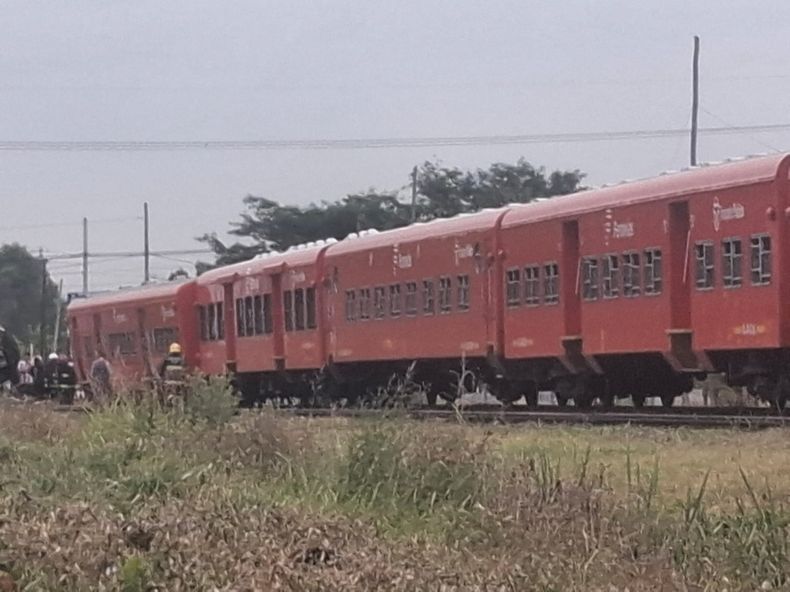 DESCARRILADO Los pasajeros fueron asistidos por los bomberos de Villa Rosa para bajar de la formacinnbsp