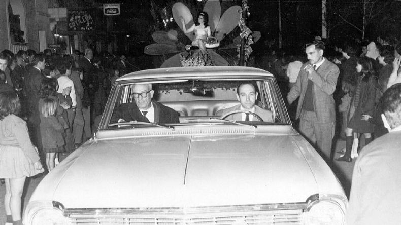 CARROZAS. Eran otro clásico de las Patronales. En este caso, la de los Bomberos Voluntarios de Pilar, con su aspirante a reina María Teresa Fredes. La foto es del 12 de octubre de 1966..