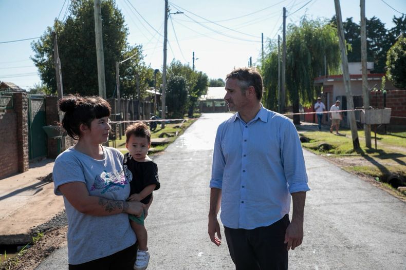OBRAS. Achával charló con los vecinos del barrio Toro, que hace décadas esperaban el asfalto.