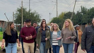 A CAMINAR EL CONURBANO. Villarruel, en la mañana de este sábado, en el barrio San Soucí. La acompañaron dirigentes nacionales y locales.