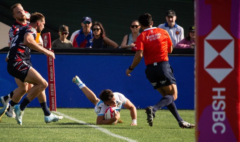 Tobías Wade anotando uno de sus tres tries para Los Pumas 7s en Dubai.