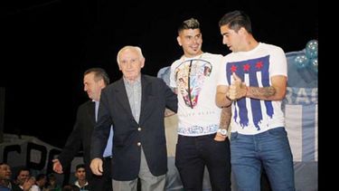 (JUAN CARLOS BALDOVINO). OVACIÓN. Juan Pizzuti, Gustavo Bou y Gastón Díaz, en el escenario..