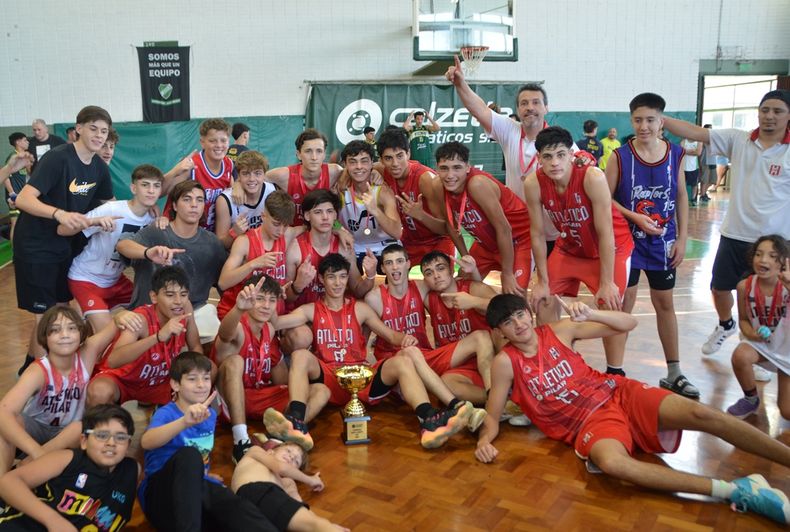 Los Sub 17 de Atlético Pilar celebrando su título en División Norte 1.