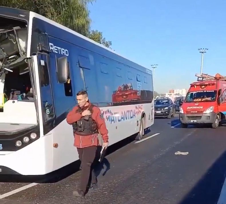 El colectivo de la línea 57 chocó contra un camión que se encontraba detenido.&nbsp;
