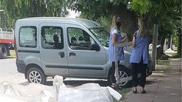 Hoy me crucé a estas docentes en Del viso, golpeando las manos en una casa, con todo preparado para saludar a ese egresado que vivía allí. Me emociona ver que ni la pandemia inmoviliza a los docentes, y van puerta a puerta para que los pequeños tengan un cierre de fin de curso digno. Felicitaciones para ellas! (Desconozco en qué jardín trabajan). Del Viso es de Todos. .