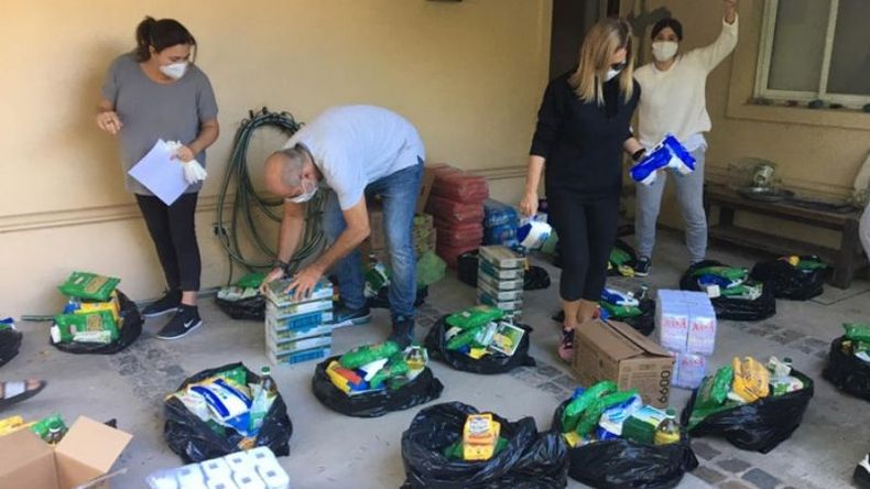 MANOS A LAOBRA. En San Francisco completaron 90 bolsones de alimentos..