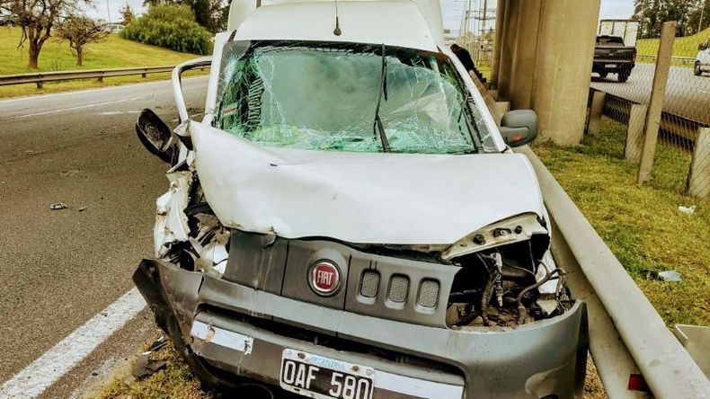 La Fiat Fiorino involucrada en el accidente. No pudo evitar impactar contra el contenedor..