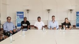 EN LA MESA. Achával, junto a los representantes de los sindicatos municipales, firmó los incentivos para los trabajadores del área de seguridad. Foto: Municipalidad de Pilar.&nbsp;