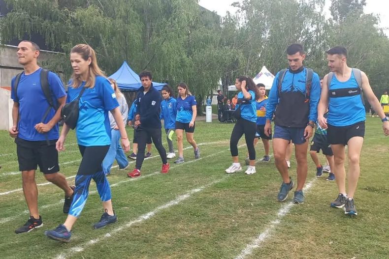 La jornada de atletismo se tiñó de azul por el Mes del Autismo.