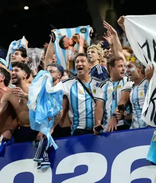 Qué sabemos de la bandera de Malvinas que agitó la Selección Argentina Qué sabemos de la bandera de Malvinas que agitó la Selección Argentina