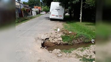 E. Echeverría y Sanguinetti, hace 4 años que estoy pidiendo que arreglen ese caño. La semana pasada vinieron con una máquina y lo abrieron más y así quedó. Es muy peligroso. Aníbal Gerardo Pérez..