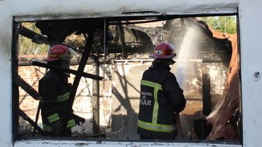 Los Bomberos trabajando en el interior de la pizzería afectada..