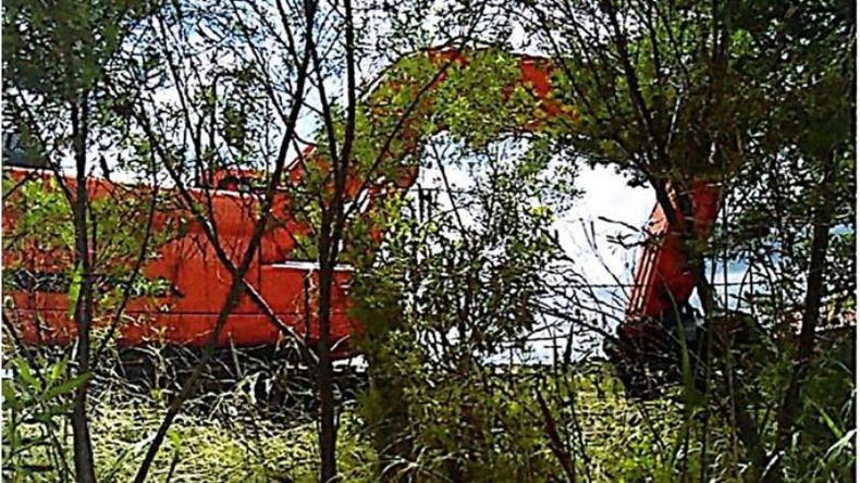 PRUEBA. La máquina en el predio sospechado, una de las fotos aportadas por los vecinos..