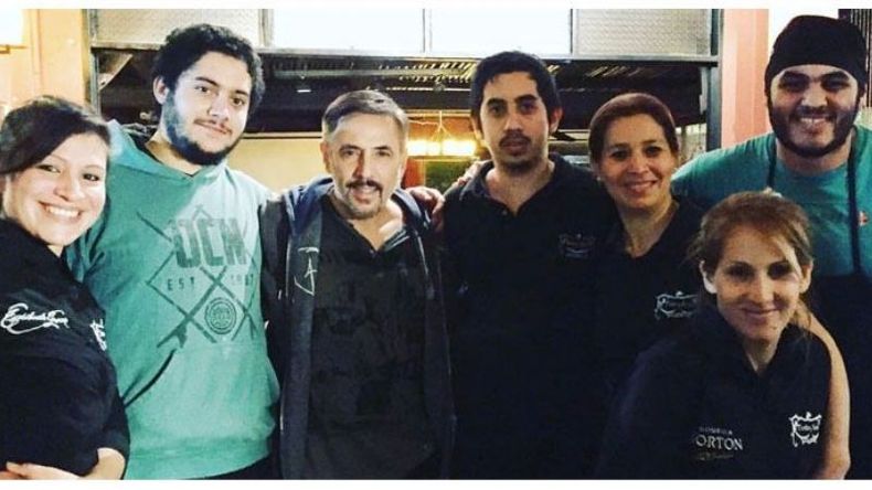 BUENA ONDA. El músico Alejandro Lerner en Tinto y Soda. Después de cenar accedió al pedido de fotos de parte del personal del restaurante del K50. .