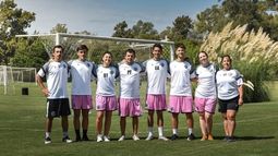 DT. Micky Sueldo (tercera en la foto) junto al cuerpo técnico de las Reinas. DT. Micky Sueldo (tercera en la foto) junto al cuerpo técnico de las Reinas.