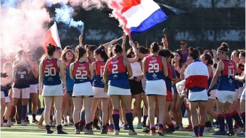 FIESTA. Las jugadoras de Tiva con bengalas y banderas tras la salvación..