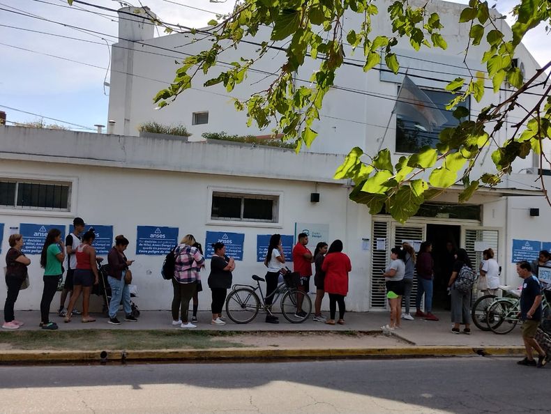 LARGAS FILAS. A partir de la ola de despidos, la atención al público en las oficinas de ANSES de Presidente Derqui y de Pilar es con turno previo.&nbsp;