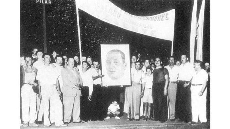 Militantes peronistas espera n ansiosos el paso de su líder Juan Domingo Perón, en la estación del Ferrocarril San Martín. A la derecha, todo de negro, Luiso Lagomarsino. La imagen es del año 1953..