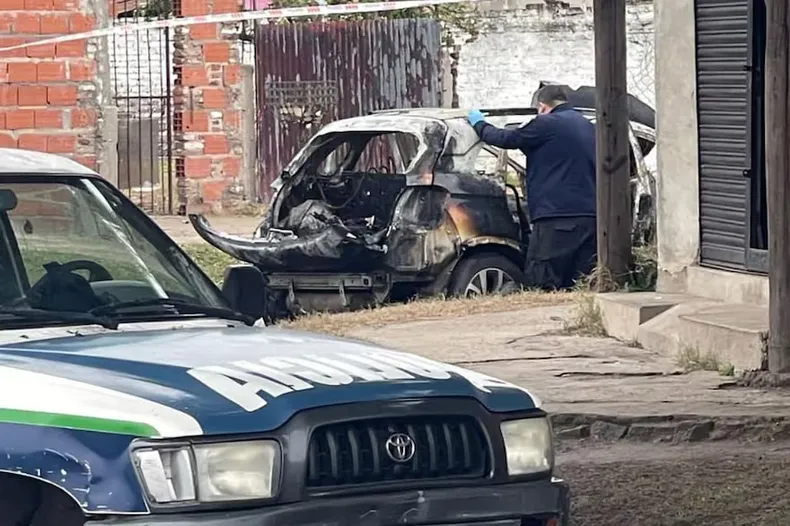 TORTUGUITAS. La polic&iacute;a realizada peritajes sobre el auto carbonizado donde fueron hallados los dos cad&aacute;veres carbonizados.&nbsp;