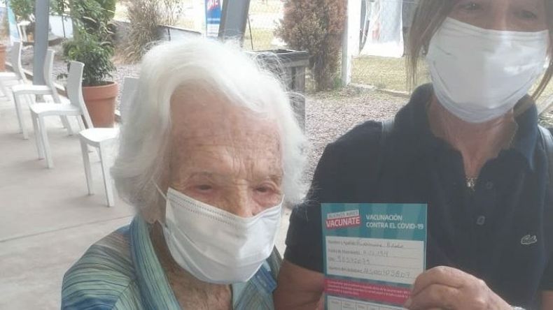 HILDA VACUNADA. Tiene 106 y recibió la primera dosis en el centro de vacunación de Derqui..