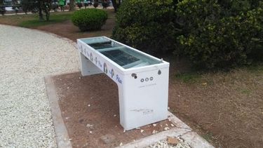 MODERNIZACIÓN. El banco inteligente en el que se puede cargar el celular..