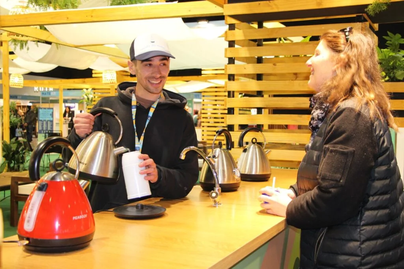 El mate eléctrico creado por Pablo Gallego. (Stand de Susurro Nativo. (@feriamatear)..webp