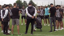 REUNIÓN. El técnico mantuvo una charla con los jugadores en el inicio de la pretemporada..
